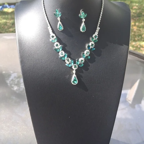 Emerald Green and Silver Necklace Set - Picture 4 of 6